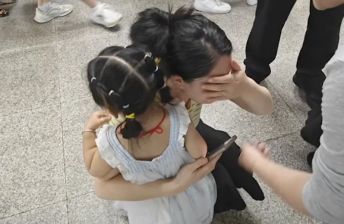 Thấy cô bé trên mạng giống hệt con gái mình, bà mẹ đòi xét nghiệm ADN vì nghi ngờ có con ruột khác mà không biết- Ảnh 3. Thấy cô bé trên mạng giống hệt con gái mình, bà mẹ đòi xét nghiệm ADN vì nghi ngờ có con ruột khác mà không biết- Ảnh 3.