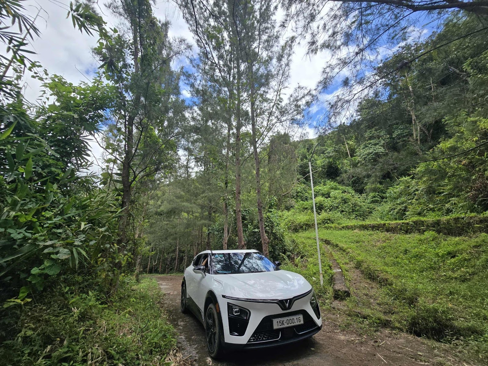 Gần chục đời xe xăng dầu chuyển sang xe điện l&agrave; y&ecirc;u ngay lập tức: 'L&aacute;i hay như BMW, b&aacute;n lại kh&ocirc;ng lo lỗ'- Ảnh 3.