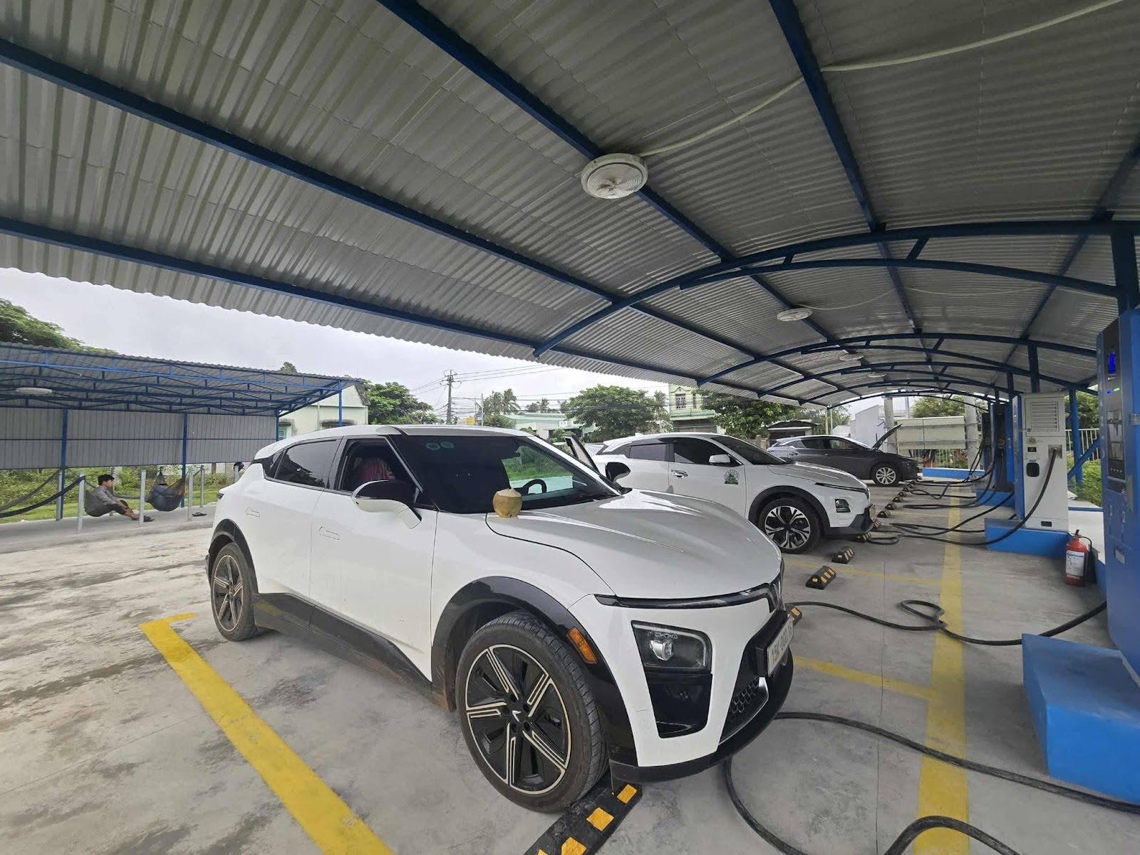 Gần chục đời xe xăng dầu chuyển sang xe điện l&agrave; y&ecirc;u ngay lập tức: 'L&aacute;i hay như BMW, b&aacute;n lại kh&ocirc;ng lo lỗ'- Ảnh 5.