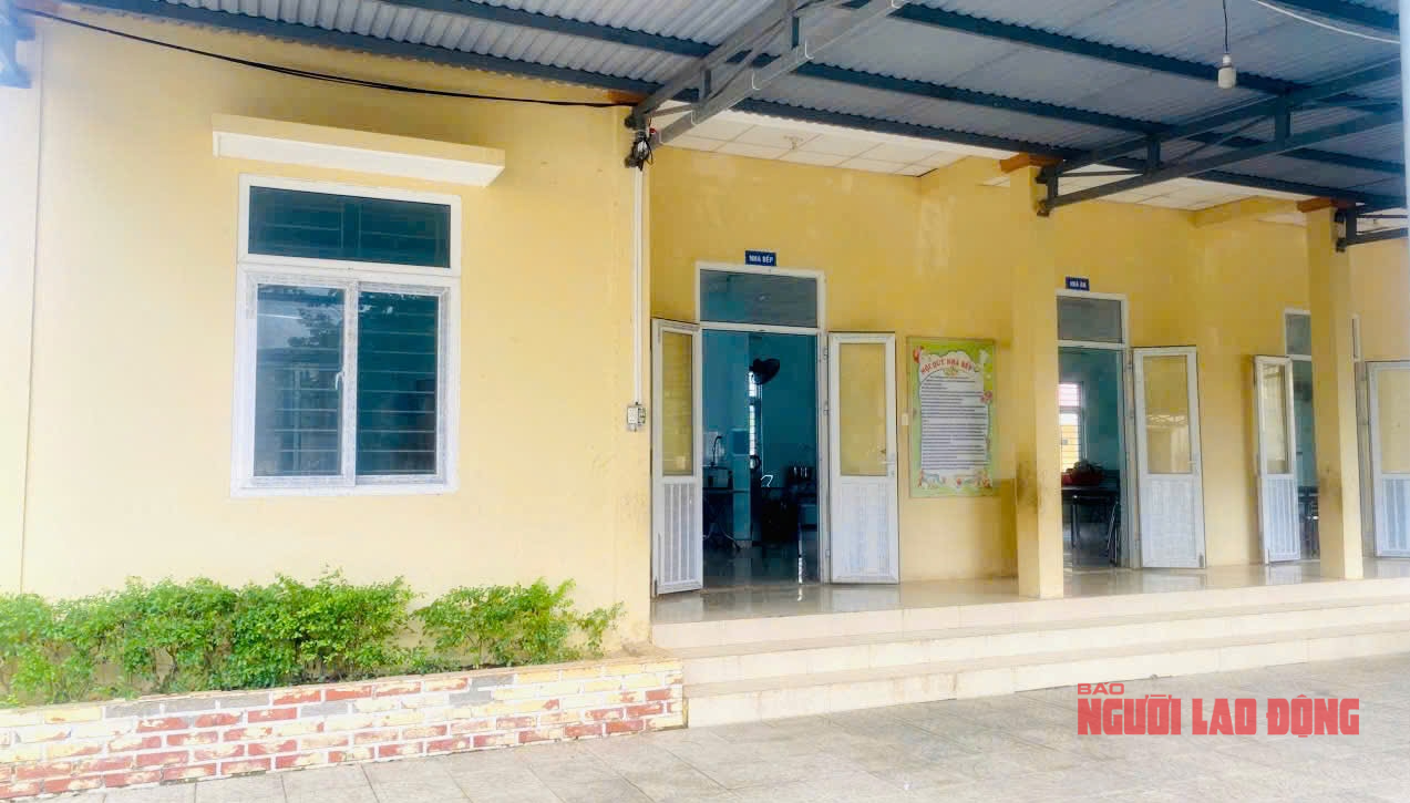 Hiệu trưởng Đỗ Văn Mỹ trực tiếp chế biến món cá kho có “vi khuẩn gây ngộ độc”- Ảnh 1.