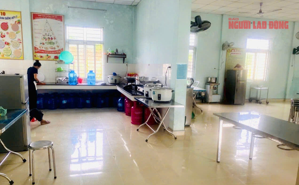 Hiệu trưởng Đỗ Văn Mỹ trực tiếp chế biến món cá kho có “vi khuẩn gây ngộ độc”- Ảnh 2.