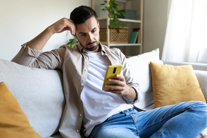 Những người trẻ da nhăn nheo, cổ chảy xệ do suốt ngày cắm mặt vào điện thoại- Ảnh 1.