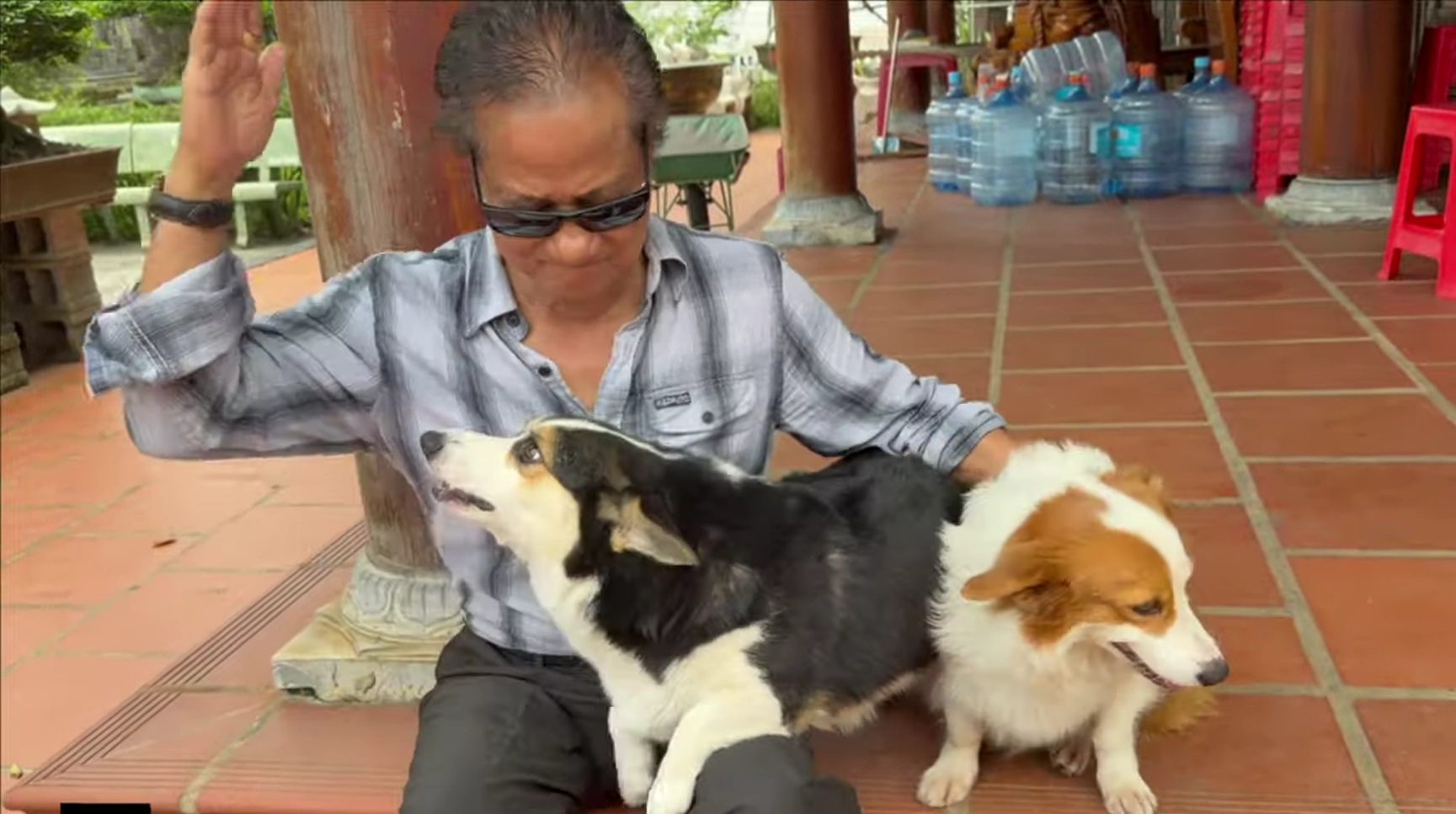 Chế Linh khoe khoảnh khắc hiếm có trong nhà thờ Tổ của Hoài Linh: "Khó quên"- Ảnh 4.