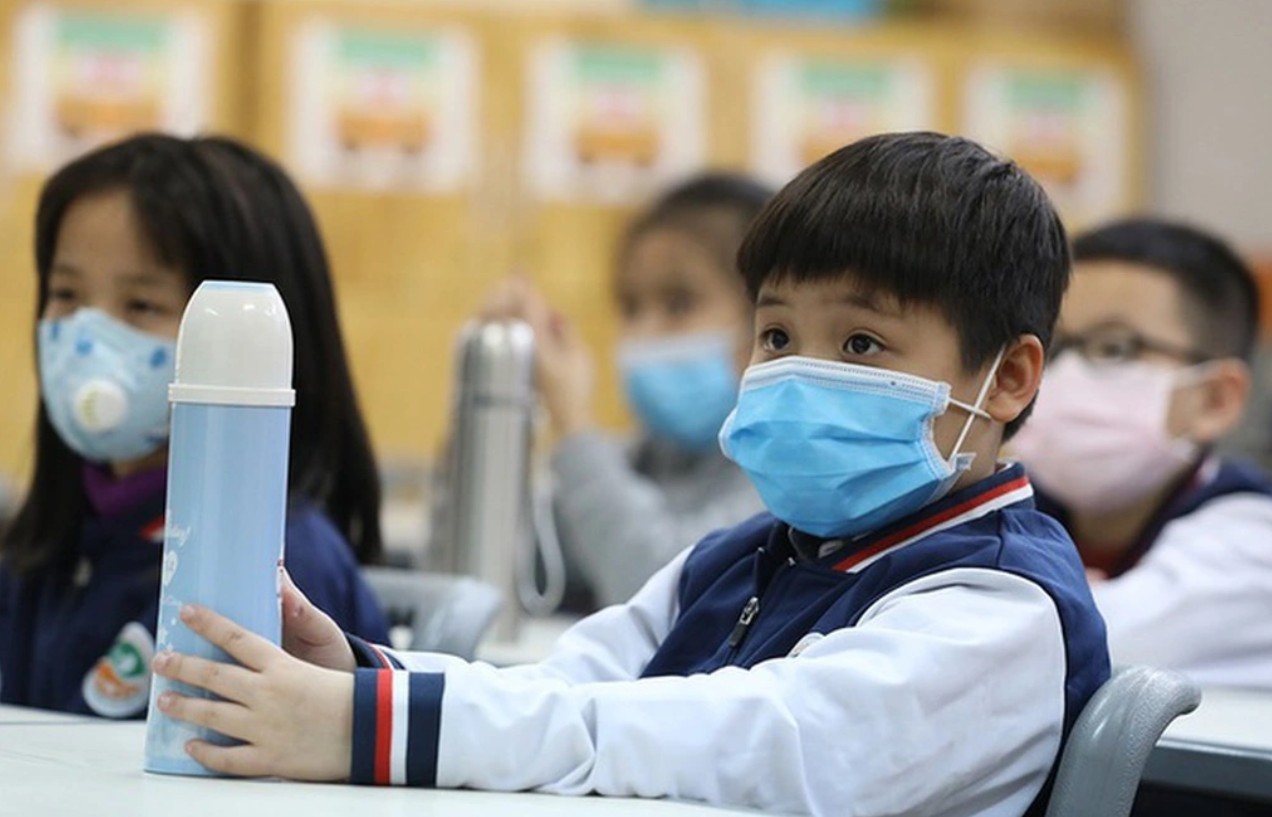 Hàng trăm học sinh khắp các tỉnh nghỉ học vì dịch cúm A lan nhanh: Cảnh báo nóng từ các bác sĩ đầu ngành- Ảnh 1.