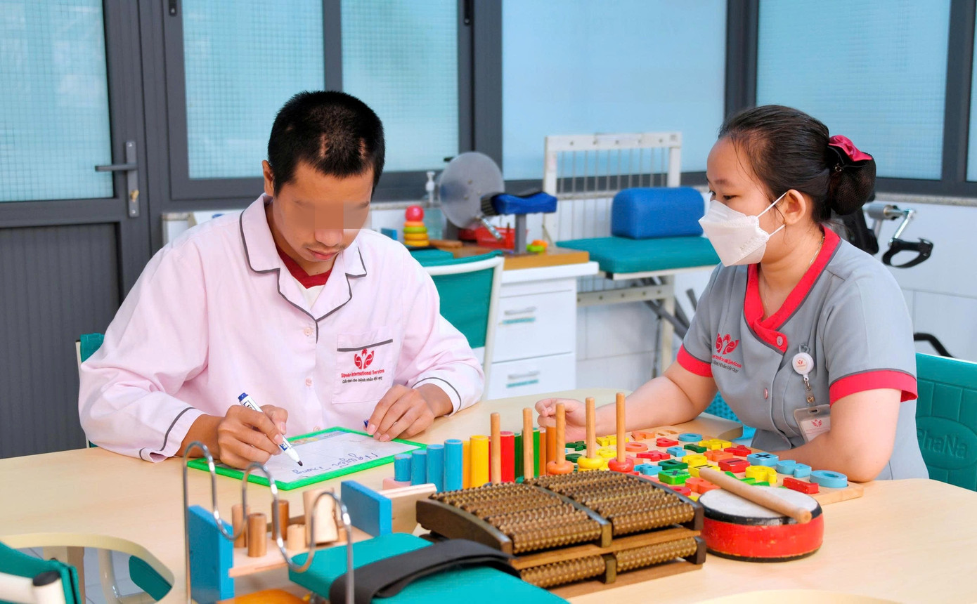 Thầy giáo trẻ bị đột quỵ - cảnh báo hiểm họa từ những dấu hiệu dễ bị bỏ qua- Ảnh 2.