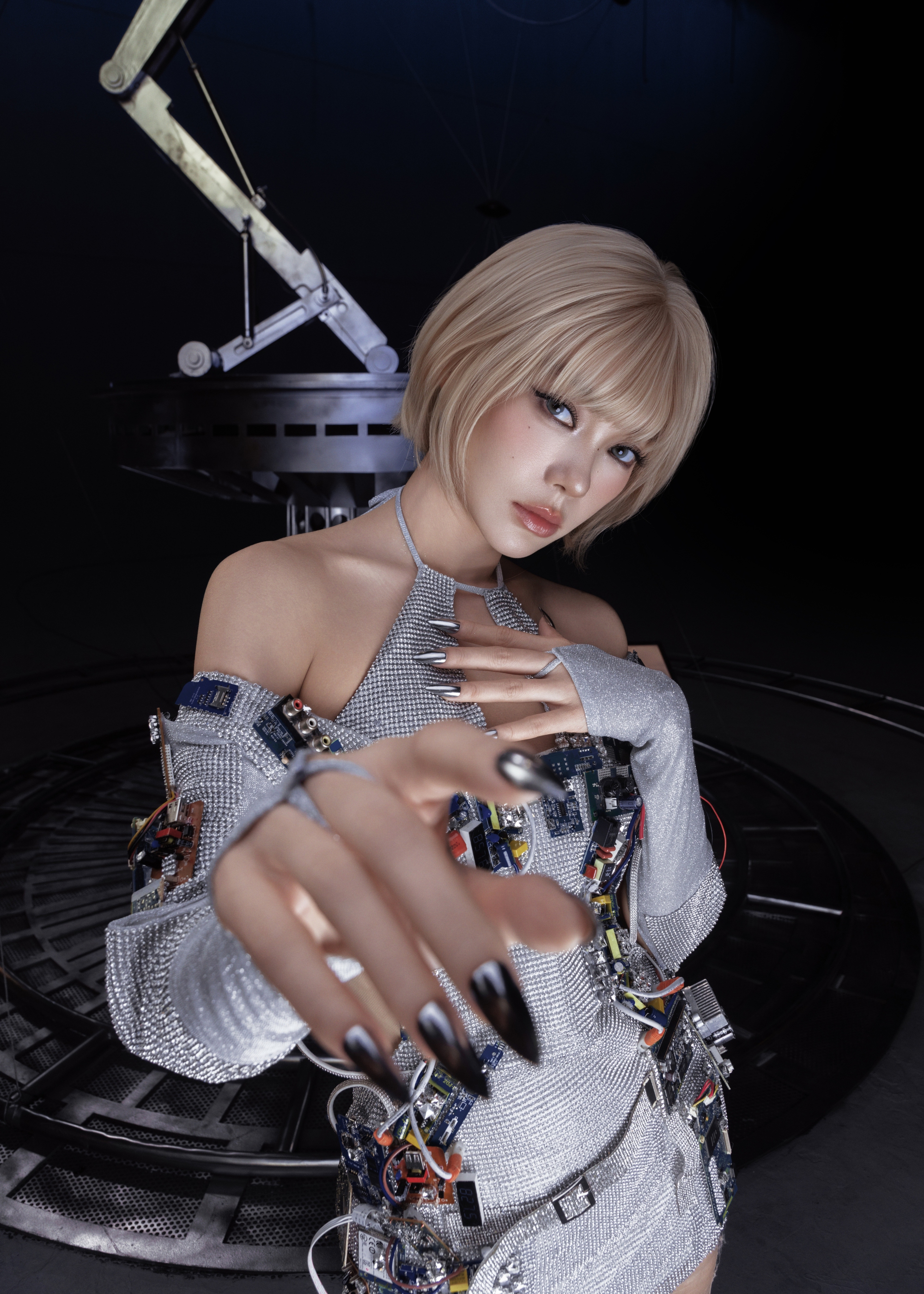 Minh Hằng “cân trọn” mọi tạo hình từ sang chảnh đến nổi loạn, gợi cảm trong MV mới- Ảnh 7.