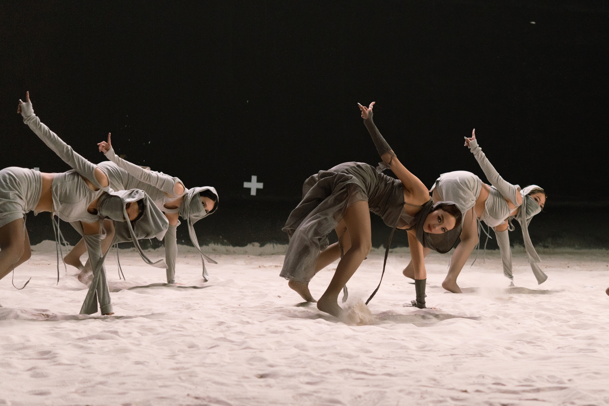 Minh Hằng “cân trọn” mọi tạo hình từ sang chảnh đến nổi loạn, gợi cảm trong MV mới- Ảnh 3.