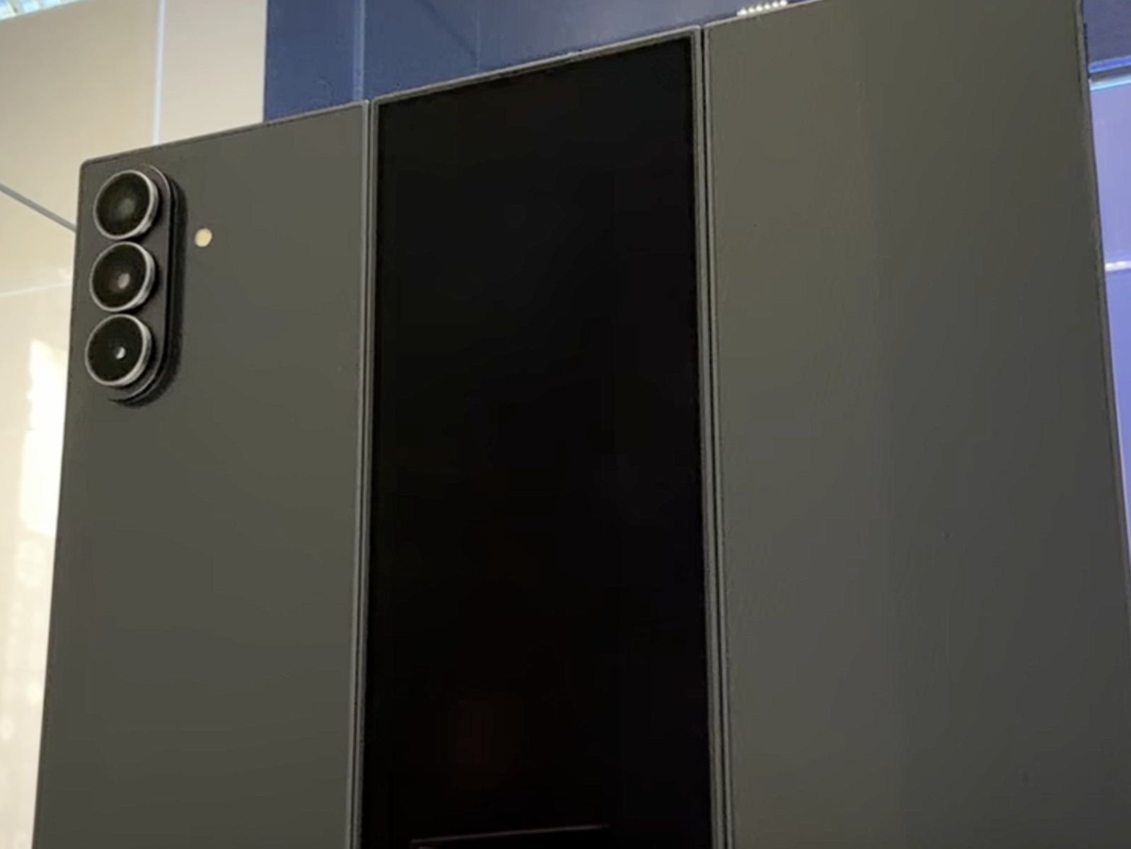 Mẫu Galaxy Z Fold gập 3 sẽ có giá gần 80 triệu, độ dày tính bằng centimet, giới hạn chỉ 30.000 máy?- Ảnh 1. Mẫu Galaxy Z Fold gập 3 sẽ có giá gần 80 triệu, độ dày tính bằng centimet, giới hạn chỉ 30.000 máy?- Ảnh 1.