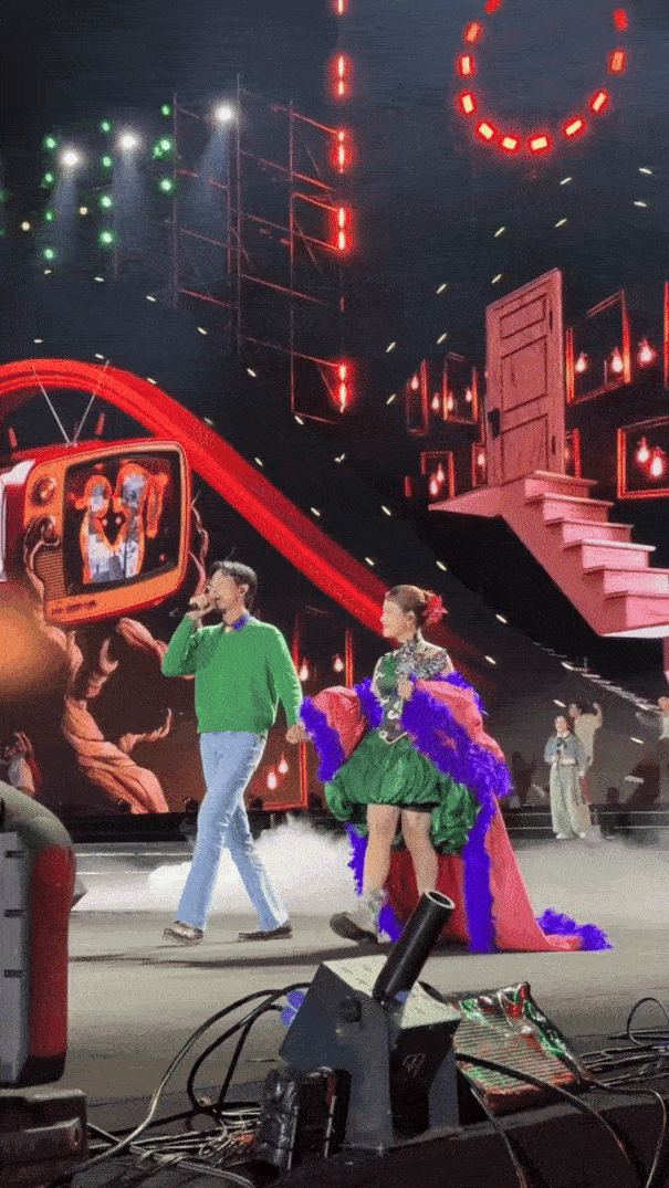 HOT: Đen chủ động nắm tay Hoàng Thùy Linh, trao nhau ánh mắt tình bể bình như muốn biến sân khấu thành lễ đường luôn rồi!- Ảnh 3.