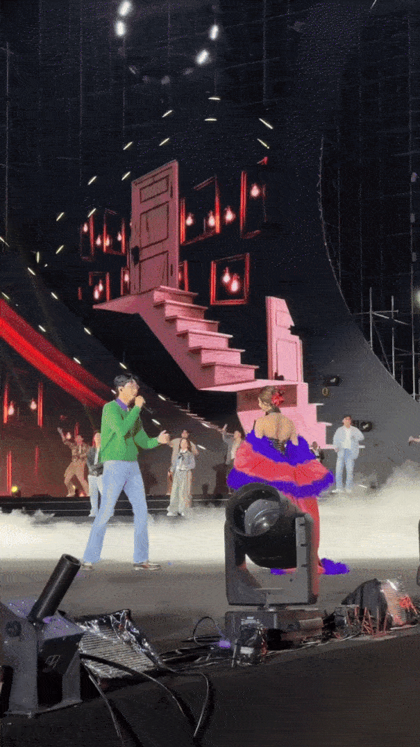 HOT: Đen chủ động nắm tay Hoàng Thùy Linh, trao nhau ánh mắt tình bể bình như muốn biến sân khấu thành lễ đường luôn rồi!- Ảnh 2.