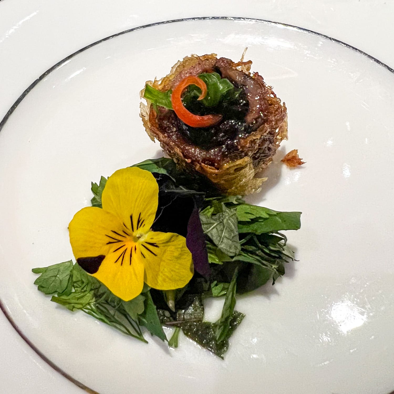 Ẩm thực cao cấp của Việt Nam là như thế nào? Khách Tây nếm thử 12 món của nhà hàng 