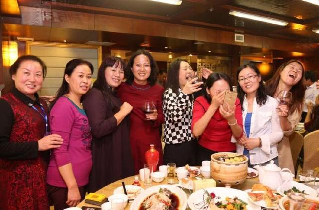 Mẹ Hà Nội chia sẻ: Họp lớp ở tuổi 40, bên ngoài là nụ cười, bên trong là cuộc “so ví” không ai nói ra- Ảnh 3. Mẹ Hà Nội chia sẻ: Họp lớp ở tuổi 40, bên ngoài là nụ cười, bên trong là cuộc “so ví” không ai nói ra- Ảnh 3.