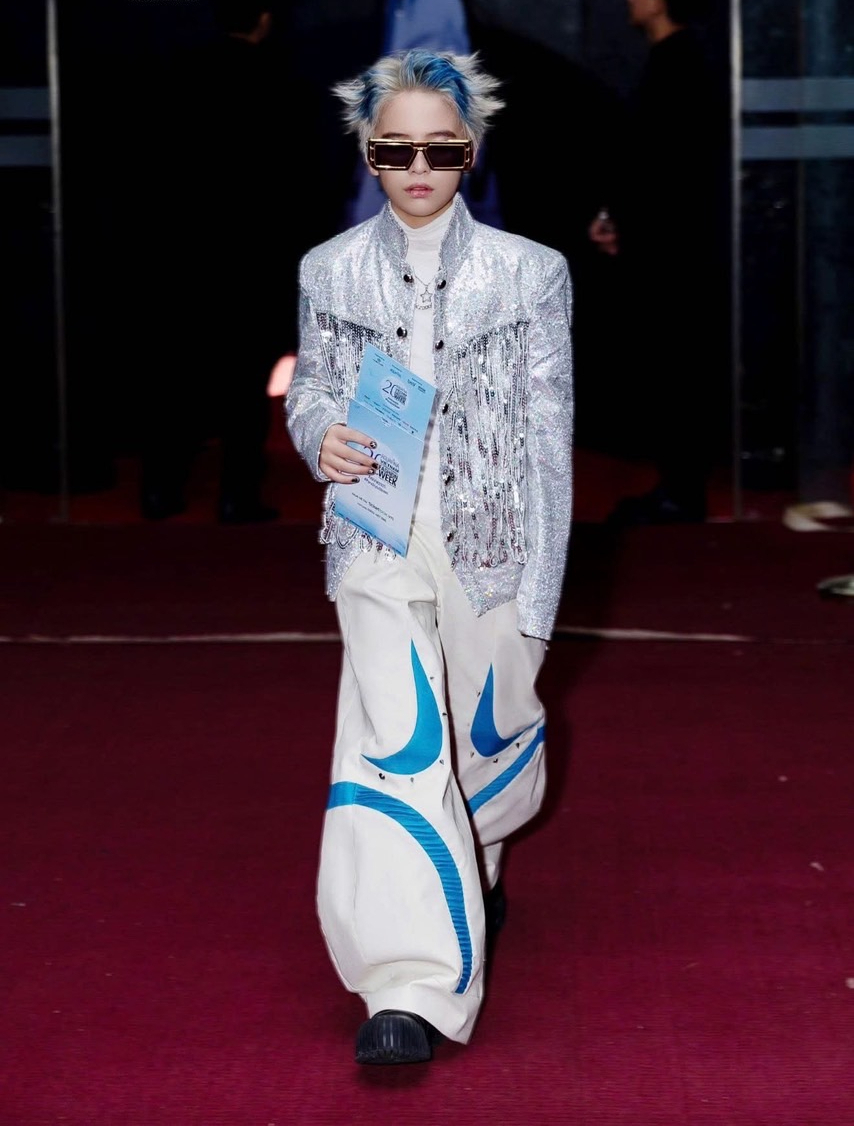 Trịnh Gia Huy gây chú ý như idol Kpop trên thảm đỏ Vietnam International Fashion Week 2025- Ảnh 1. Trịnh Gia Huy gây chú ý như idol Kpop trên thảm đỏ Vietnam International Fashion Week 2025- Ảnh 1.