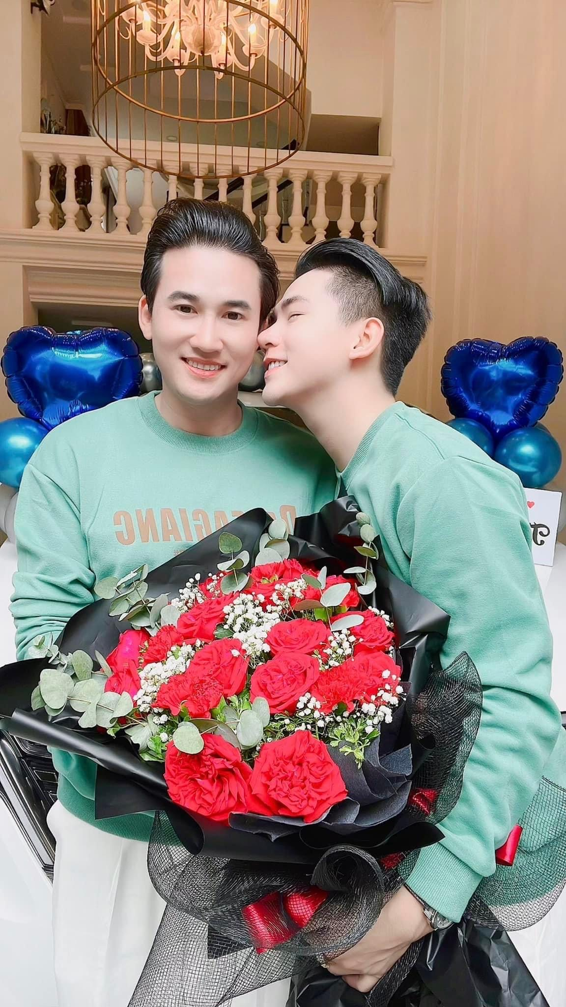 Nam diễn viên mang sổ đỏ, 2 tỷ đồng hỏi cưới bạn trai đồng giới: Ở biệt thự 3.000 m2, chủ 2 nhà máy khủng- Ảnh 1. Nam diễn viên mang sổ đỏ, 2 tỷ đồng hỏi cưới bạn trai đồng giới: Ở biệt thự 3.000 m2, chủ 2 nhà máy khủng- Ảnh 1.