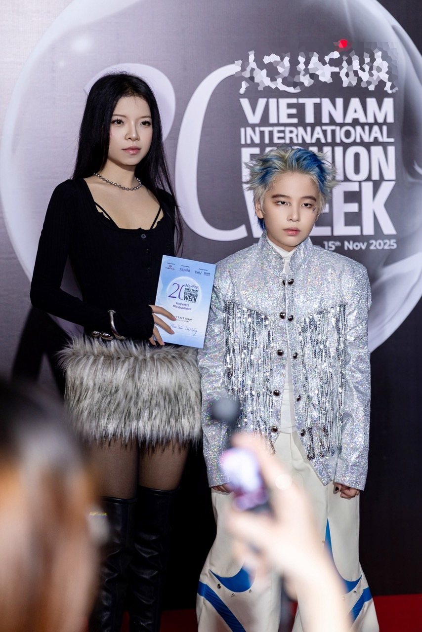 Trịnh Gia Huy gây chú ý như idol Kpop trên thảm đỏ Vietnam International Fashion Week 2025- Ảnh 3. Trịnh Gia Huy gây chú ý như idol Kpop trên thảm đỏ Vietnam International Fashion Week 2025- Ảnh 3.