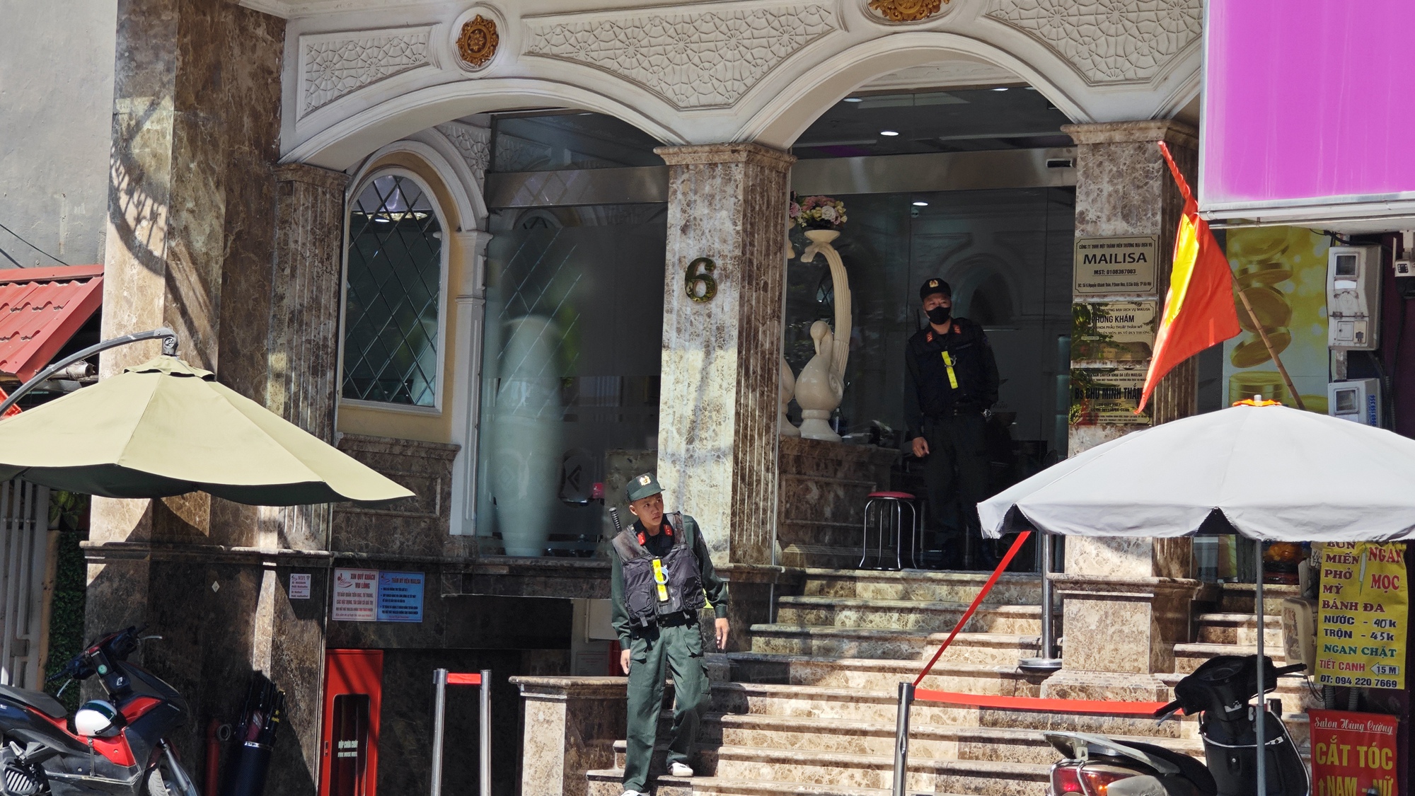Phản ứng khó tin của khách hàng khi chứng kiến cảnh sát ập vào thẩm mỹ viện Mailisa ở TP.HCM- Ảnh 3. Phản ứng khó tin của khách hàng khi chứng kiến cảnh sát ập vào thẩm mỹ viện Mailisa ở TP.HCM- Ảnh 3.