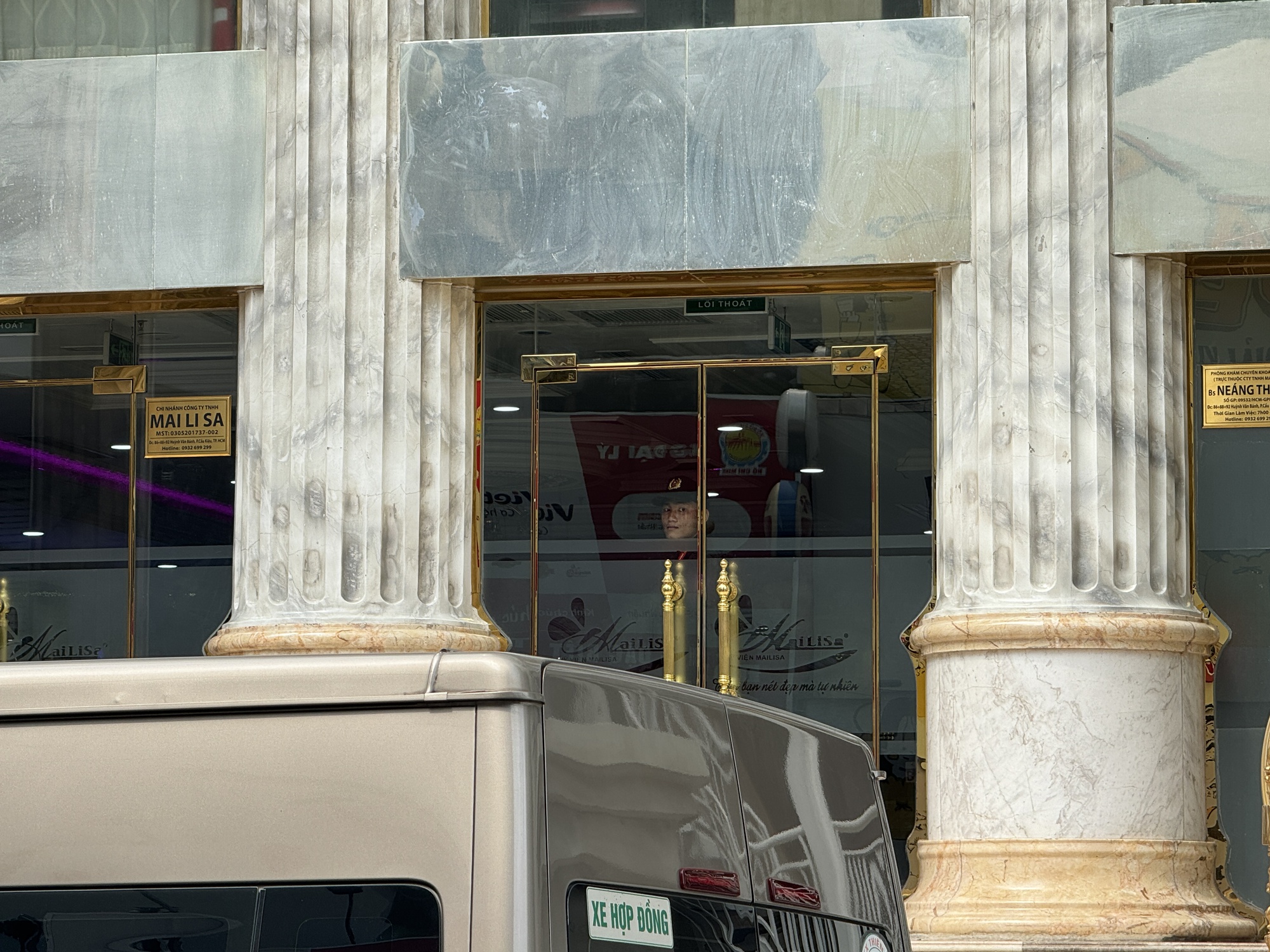 Cận cảnh to&agrave; nh&agrave; thẩm mỹ viện Mailisa TP.HCM: Cảnh s&aacute;t đang c&oacute; mặt, cửa đ&oacute;ng k&iacute;n bưng- Ảnh 4.