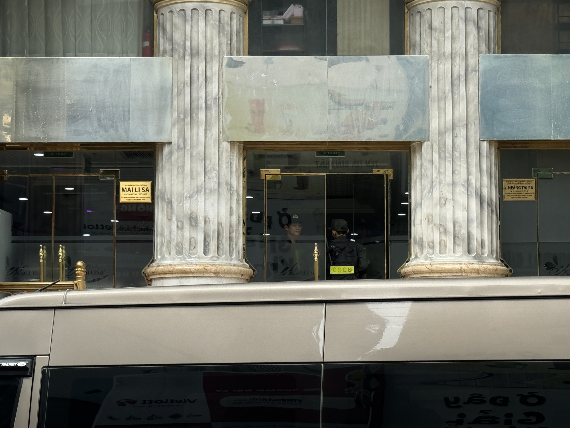 Cận cảnh to&agrave; nh&agrave; thẩm mỹ viện Mailisa TP.HCM: Cảnh s&aacute;t đang c&oacute; mặt, cửa đ&oacute;ng k&iacute;n bưng- Ảnh 5.