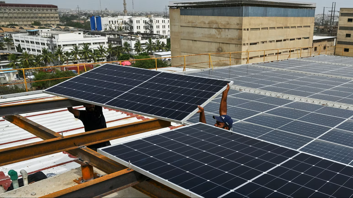 Năng lượng tái tạo vượt than đá: Cột mốc lịch sử của thế giới- Ảnh 1.