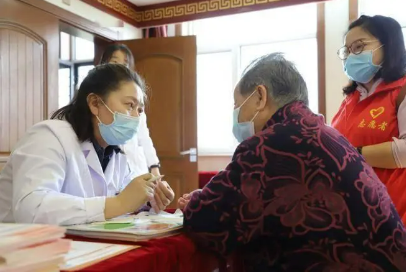 Cụ b&agrave; 97 tuổi ở một m&igrave;nh n&oacute;i thẳng: Sau 70 tuổi, b&agrave;i tập tốt nhất để k&eacute;o d&agrave;i tuổi thọ kh&ocirc;ng phải đi bộ m&agrave; l&agrave; 6 động t&aacute;c n&agrave;y- Ảnh 1.