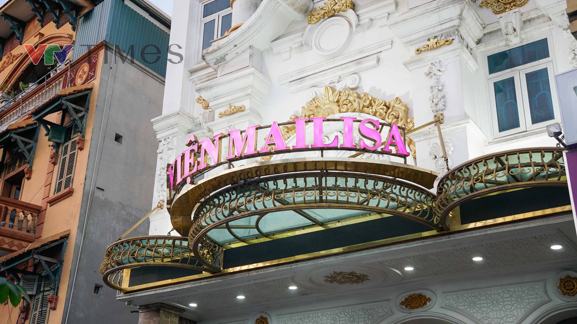 Công an làm việc suốt 8 tiếng ở Thẩm mỹ viện Mailisa Hà Nội, hàng chục thùng carton được chuyển ra- Ảnh 10. Công an làm việc suốt 8 tiếng ở Thẩm mỹ viện Mailisa Hà Nội, hàng chục thùng carton được chuyển ra- Ảnh 10.