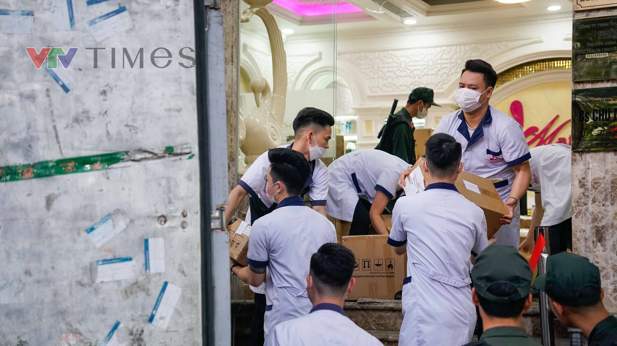 Công an làm việc suốt 8 tiếng ở Thẩm mỹ viện Mailisa Hà Nội, hàng chục thùng carton được chuyển ra- Ảnh 11. Công an làm việc suốt 8 tiếng ở Thẩm mỹ viện Mailisa Hà Nội, hàng chục thùng carton được chuyển ra- Ảnh 11.