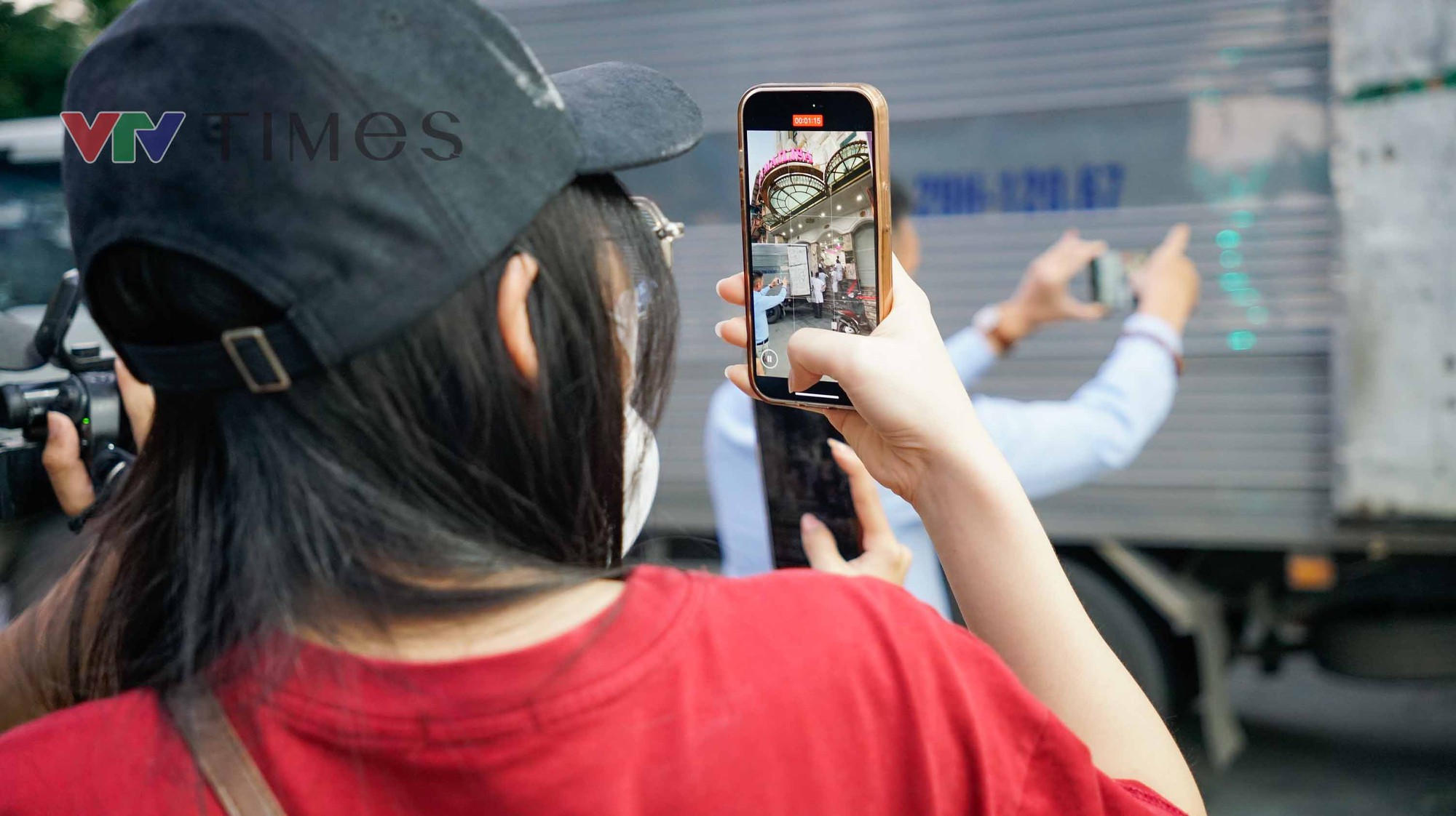 Công an làm việc suốt 8 tiếng ở Thẩm mỹ viện Mailisa Hà Nội, hàng chục thùng carton được chuyển ra- Ảnh 9. Công an làm việc suốt 8 tiếng ở Thẩm mỹ viện Mailisa Hà Nội, hàng chục thùng carton được chuyển ra- Ảnh 9.