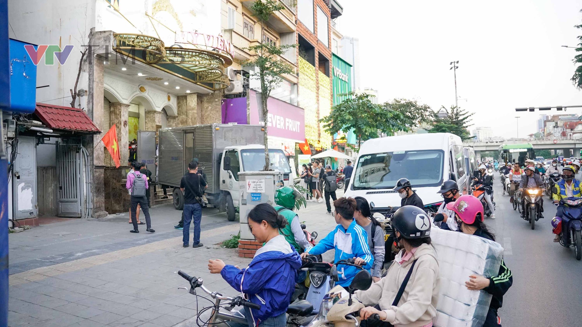 Công an làm việc suốt 8 tiếng ở Thẩm mỹ viện Mailisa Hà Nội, hàng chục thùng carton được chuyển ra- Ảnh 7. Công an làm việc suốt 8 tiếng ở Thẩm mỹ viện Mailisa Hà Nội, hàng chục thùng carton được chuyển ra- Ảnh 7.