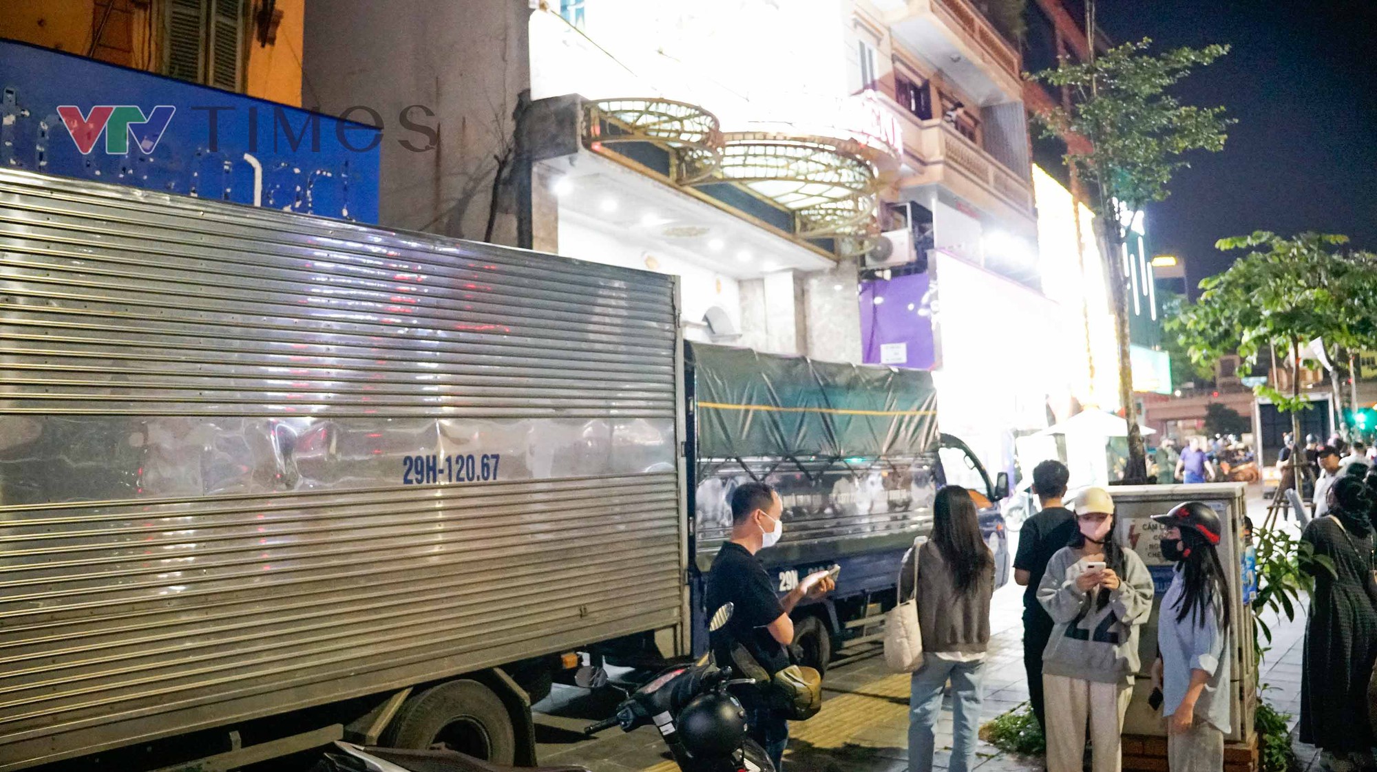 Công an làm việc suốt 8 tiếng ở Thẩm mỹ viện Mailisa Hà Nội, hàng chục thùng carton được chuyển ra- Ảnh 3. Công an làm việc suốt 8 tiếng ở Thẩm mỹ viện Mailisa Hà Nội, hàng chục thùng carton được chuyển ra- Ảnh 3.