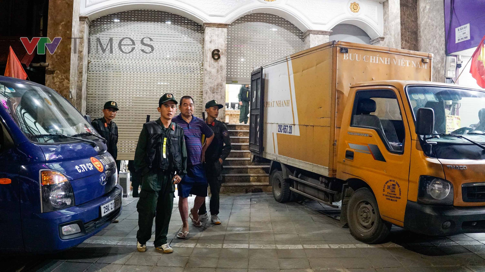 Công an làm việc suốt 8 tiếng ở Thẩm mỹ viện Mailisa Hà Nội, hàng chục thùng carton được chuyển ra- Ảnh 5. Công an làm việc suốt 8 tiếng ở Thẩm mỹ viện Mailisa Hà Nội, hàng chục thùng carton được chuyển ra- Ảnh 5.