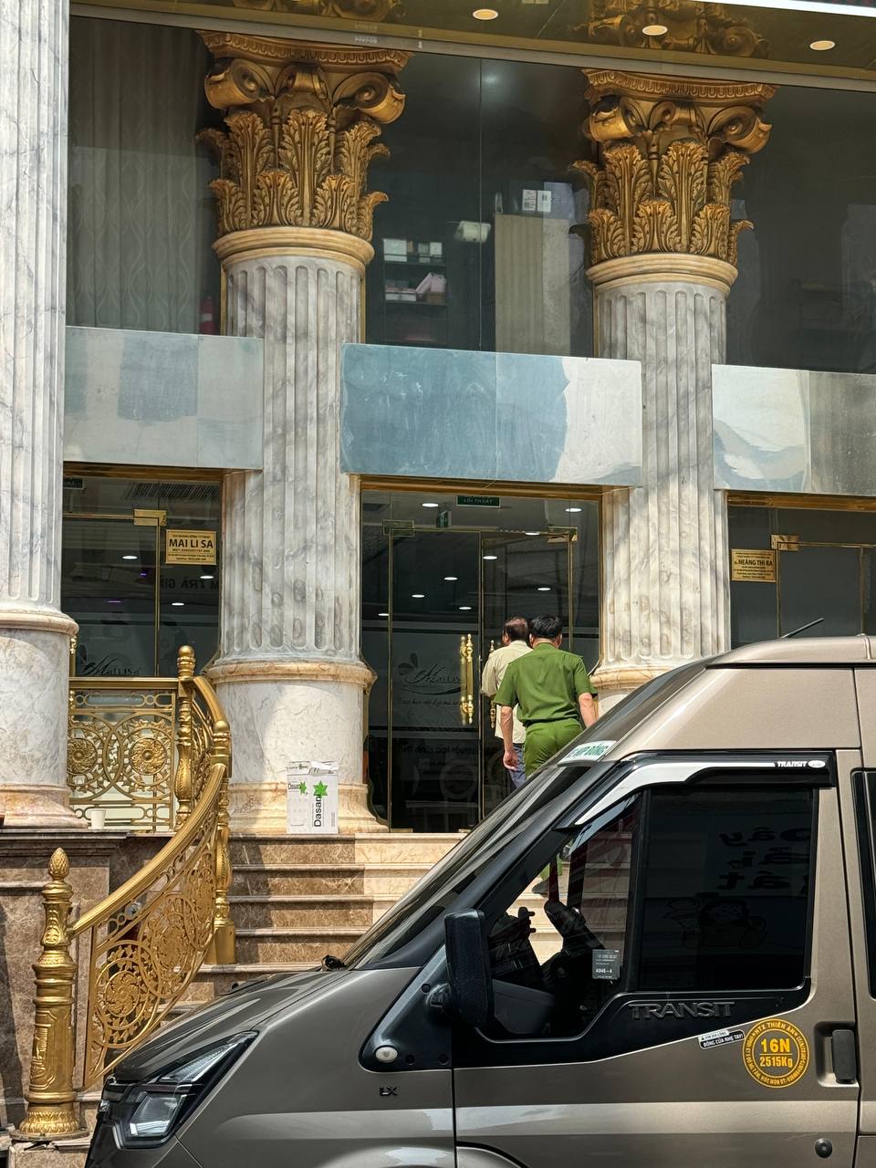 Cận cảnh to&agrave; nh&agrave; thẩm mỹ viện Mailisa TP.HCM: Cảnh s&aacute;t đang c&oacute; mặt, cửa đ&oacute;ng k&iacute;n bưng- Ảnh 2.