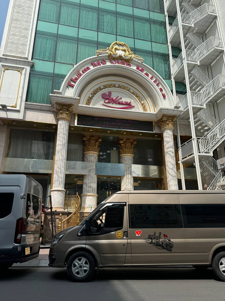 Cận cảnh to&agrave; nh&agrave; thẩm mỹ viện Mailisa TP.HCM: Cảnh s&aacute;t đang c&oacute; mặt, cửa đ&oacute;ng k&iacute;n bưng- Ảnh 1.