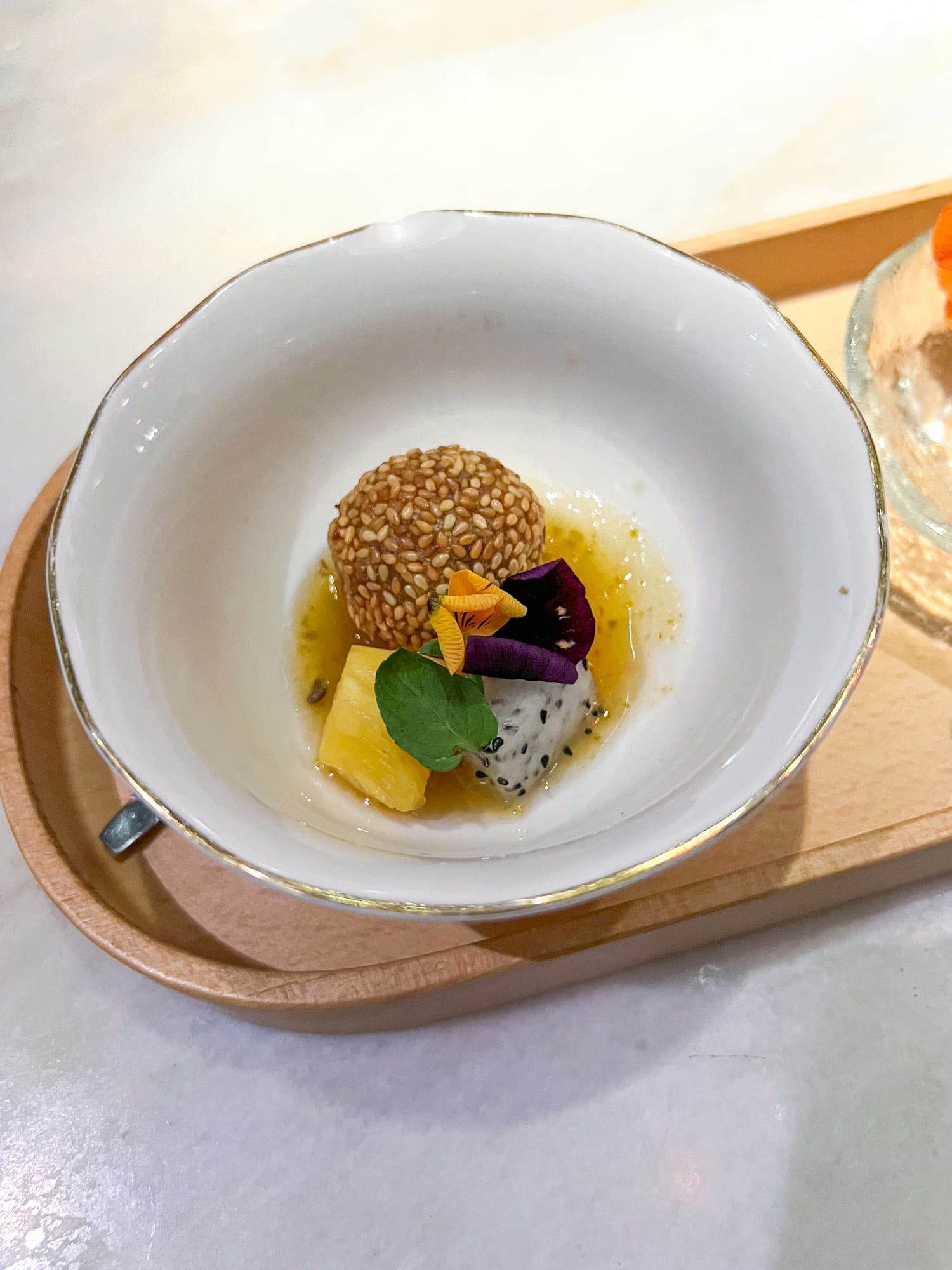 Ẩm thực cao cấp của Việt Nam là như thế nào? Khách Tây nếm thử 12 món của nhà hàng 