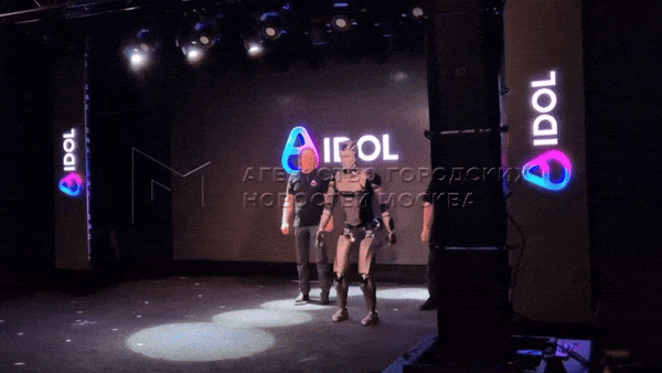 Nga bất ngờ ra mắt robot h&igrave;nh người: Loạng choạng bước đi rồi ng&atilde; tr&ecirc;n s&acirc;n khấu- Ảnh 1.