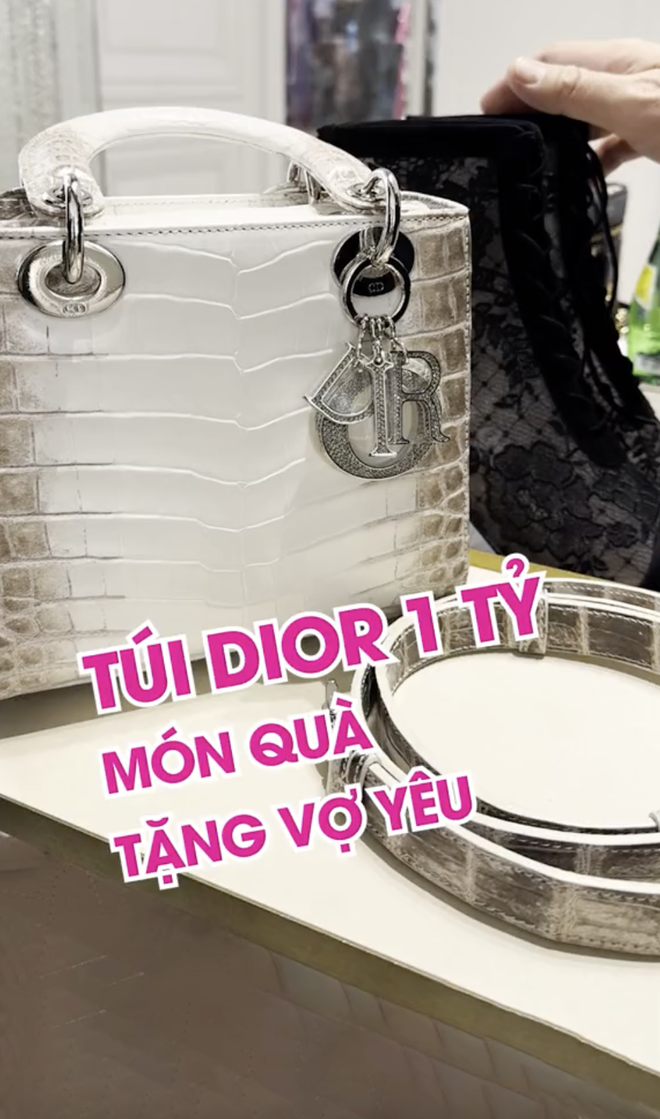 Túi Dior da cá sấu bạch tạng của Mailisa: Cùng gu với Đoàn Di Băng, chồng tặng vợ túi 1 tỷ còn chê quá rẻ - Ảnh 3. Túi Dior da cá sấu bạch tạng của Mailisa: Cùng gu với Đoàn Di Băng, chồng tặng vợ túi 1 tỷ còn chê quá rẻ - Ảnh 3.