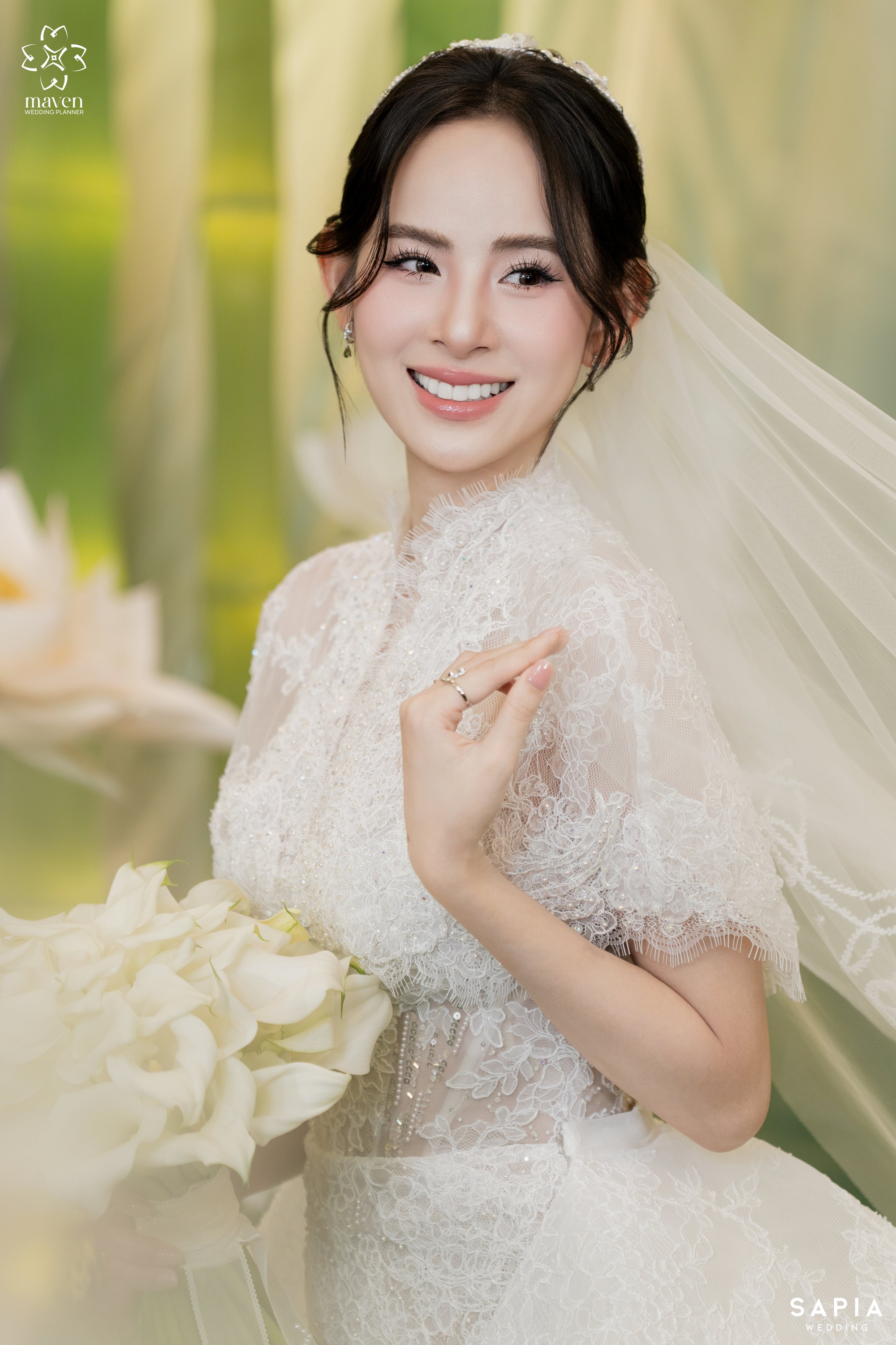 Hương Liên cưới con trai cựu chủ tịch hôm nay: Mẹ chồng và mẹ ruột được khen nức nở- Ảnh 8. Hương Liên cưới con trai cựu chủ tịch hôm nay: Mẹ chồng và mẹ ruột được khen nức nở- Ảnh 8.