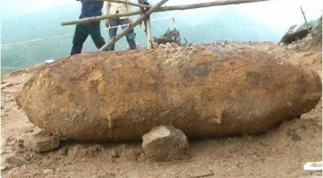 Phát hiện vật lạ khổng lồ dài 1m, đội thi công phải dừng khẩn cấp, cảnh sát phong tỏa hiện trường: Kho báu hơn 1.000 tỷ đồng lộ diện- Ảnh 1. Phát hiện vật lạ khổng lồ dài 1m, đội thi công phải dừng khẩn cấp, cảnh sát phong tỏa hiện trường: Kho báu hơn 1.000 tỷ đồng lộ diện- Ảnh 1.