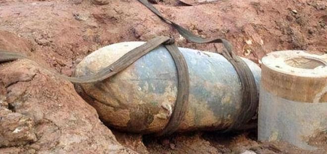 Phát hiện vật lạ khổng lồ dài 1m, đội thi công phải dừng khẩn cấp, cảnh sát phong tỏa hiện trường: Kho báu hơn 1.000 tỷ đồng lộ diện- Ảnh 2. Phát hiện vật lạ khổng lồ dài 1m, đội thi công phải dừng khẩn cấp, cảnh sát phong tỏa hiện trường: Kho báu hơn 1.000 tỷ đồng lộ diện- Ảnh 2.