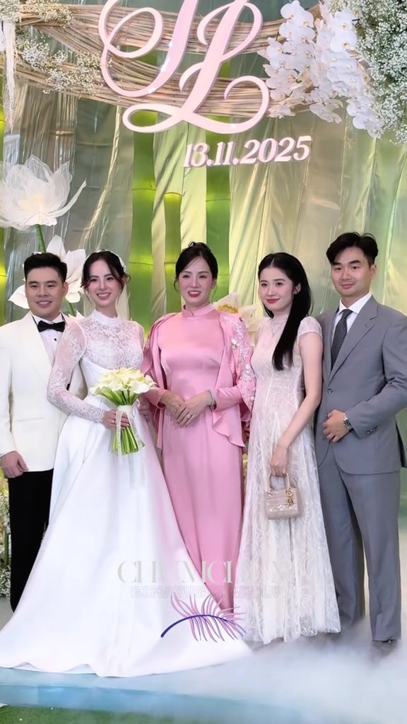 Hương Liên cưới con trai cựu chủ tịch hôm nay: Mẹ chồng và mẹ ruột được khen nức nở- Ảnh 3. Hương Liên cưới con trai cựu chủ tịch hôm nay: Mẹ chồng và mẹ ruột được khen nức nở- Ảnh 3.