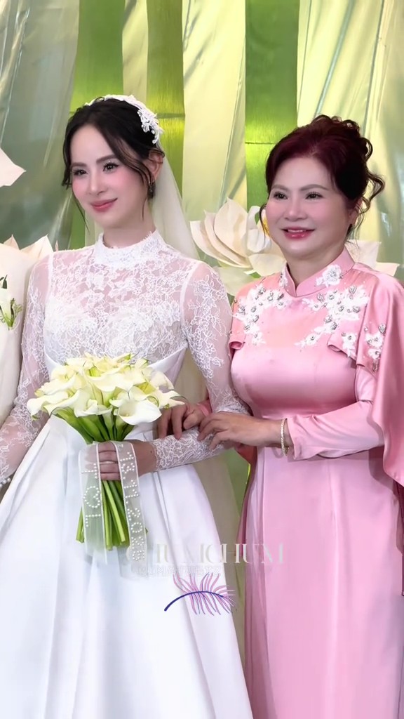 Hương Liên cưới con trai cựu chủ tịch hôm nay: Mẹ chồng và mẹ ruột được khen nức nở- Ảnh 1. Hương Liên cưới con trai cựu chủ tịch hôm nay: Mẹ chồng và mẹ ruột được khen nức nở- Ảnh 1.