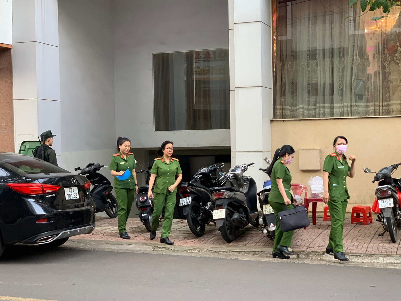 Khám xét cả ngày, công an thu giữ nhiều tài liệu tại Mailisa Hà Nội, Đắk Lắk- Ảnh 8.