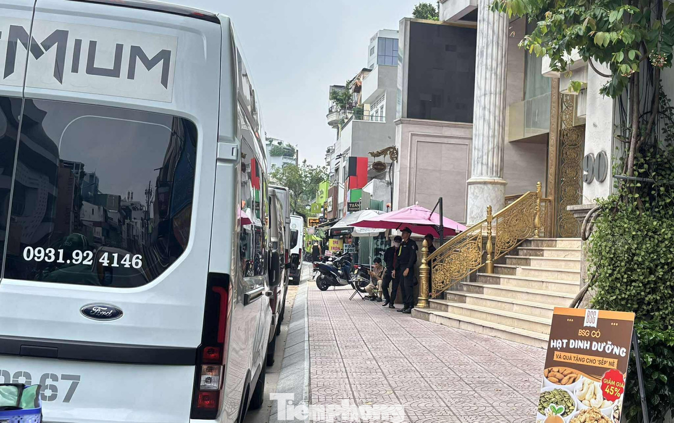 C&ocirc;ng an thu giữ nhiều t&agrave;i liệu từ kh&aacute;m x&eacute;t Thẩm mỹ viện Mailisa TPHCM- Ảnh 2.