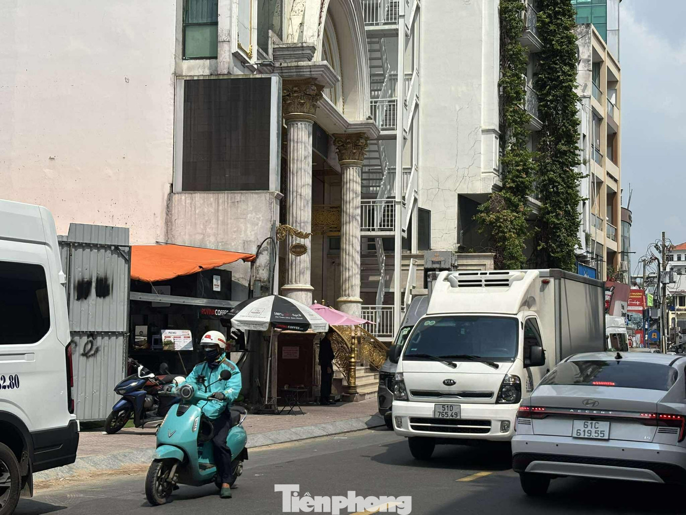 C&ocirc;ng an thu giữ nhiều t&agrave;i liệu từ kh&aacute;m x&eacute;t Thẩm mỹ viện Mailisa TPHCM- Ảnh 1.