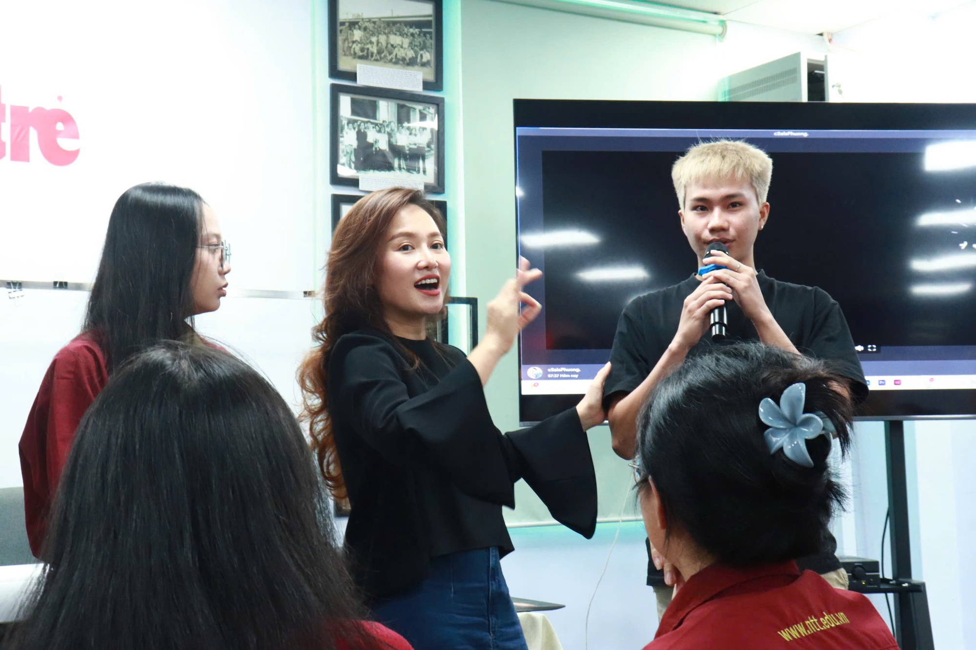 Ca sĩ Thu Phượng giao lưu 4 tiếng với sinh viên đại học: "Ước gì thời gian có thể dài hơn nữa"- Ảnh 2.