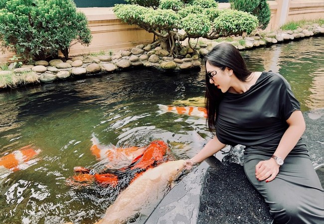 Nữ ca sĩ có hôn nhân ồn ào nhất nhì showbiz: Ở biệt thự 600 m2 tại Mỹ, giàu có, sống an nhiên sau sóng gió- Ảnh 3. Nữ ca sĩ có hôn nhân ồn ào nhất nhì showbiz: Ở biệt thự 600 m2 tại Mỹ, giàu có, sống an nhiên sau sóng gió- Ảnh 3.