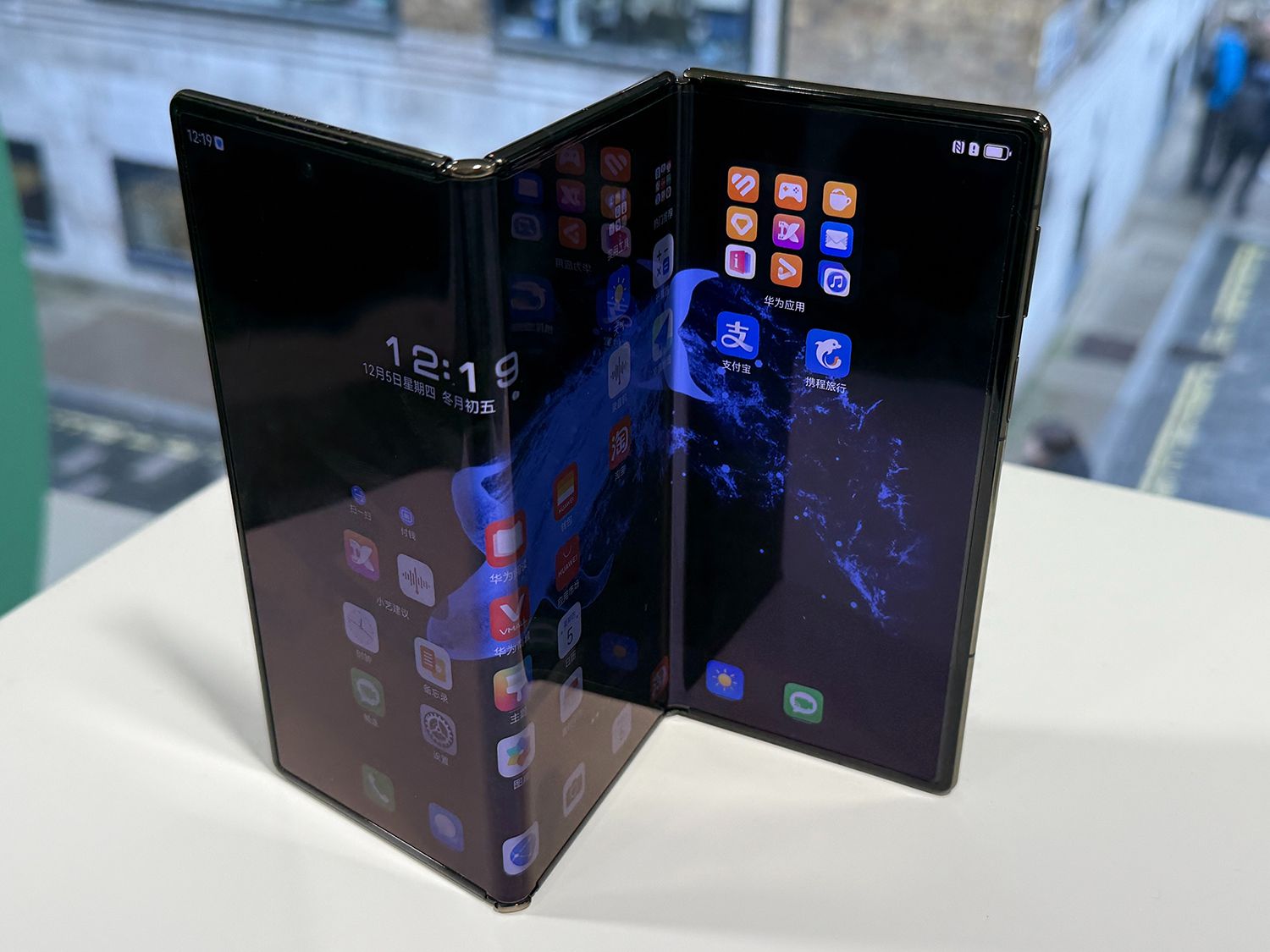Mẫu Galaxy Z Fold gập 3 sẽ có giá gần 80 triệu, độ dày tính bằng centimet, giới hạn chỉ 30.000 máy?- Ảnh 3. Mẫu Galaxy Z Fold gập 3 sẽ có giá gần 80 triệu, độ dày tính bằng centimet, giới hạn chỉ 30.000 máy?- Ảnh 3.