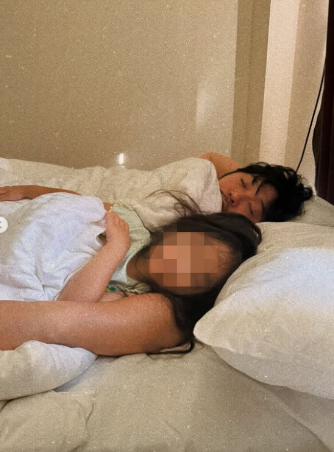 Nam ca sĩ giấu kín chuyện có con suốt 13 năm, nay công khai cả vợ lẫn con đều xinh như minh tinh!- Ảnh 1.