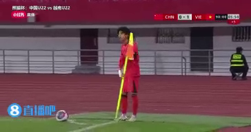 Thua Việt Nam, cầu thủ Trung Quốc nhận “bão chỉ trích” khi giật phăng cả cột cờ phạt góc- Ảnh 2.