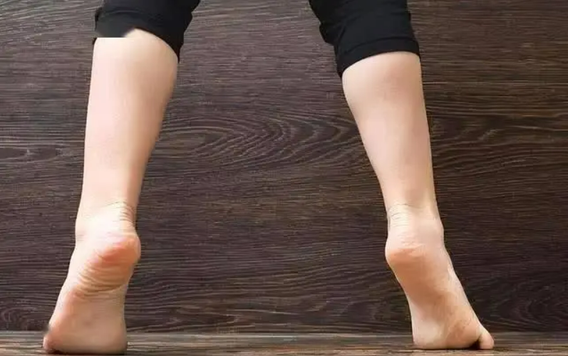 Cụ b&agrave; 97 tuổi ở một m&igrave;nh n&oacute;i thẳng: Sau 70 tuổi, b&agrave;i tập tốt nhất để k&eacute;o d&agrave;i tuổi thọ kh&ocirc;ng phải đi bộ m&agrave; l&agrave; 6 động t&aacute;c n&agrave;y- Ảnh 2.