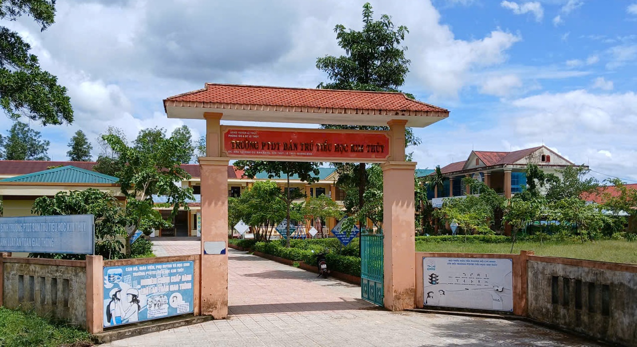 Hiệu trưởng Đỗ Văn Mỹ trực tiếp chế biến món cá kho có “vi khuẩn gây ngộ độc”- Ảnh 3.